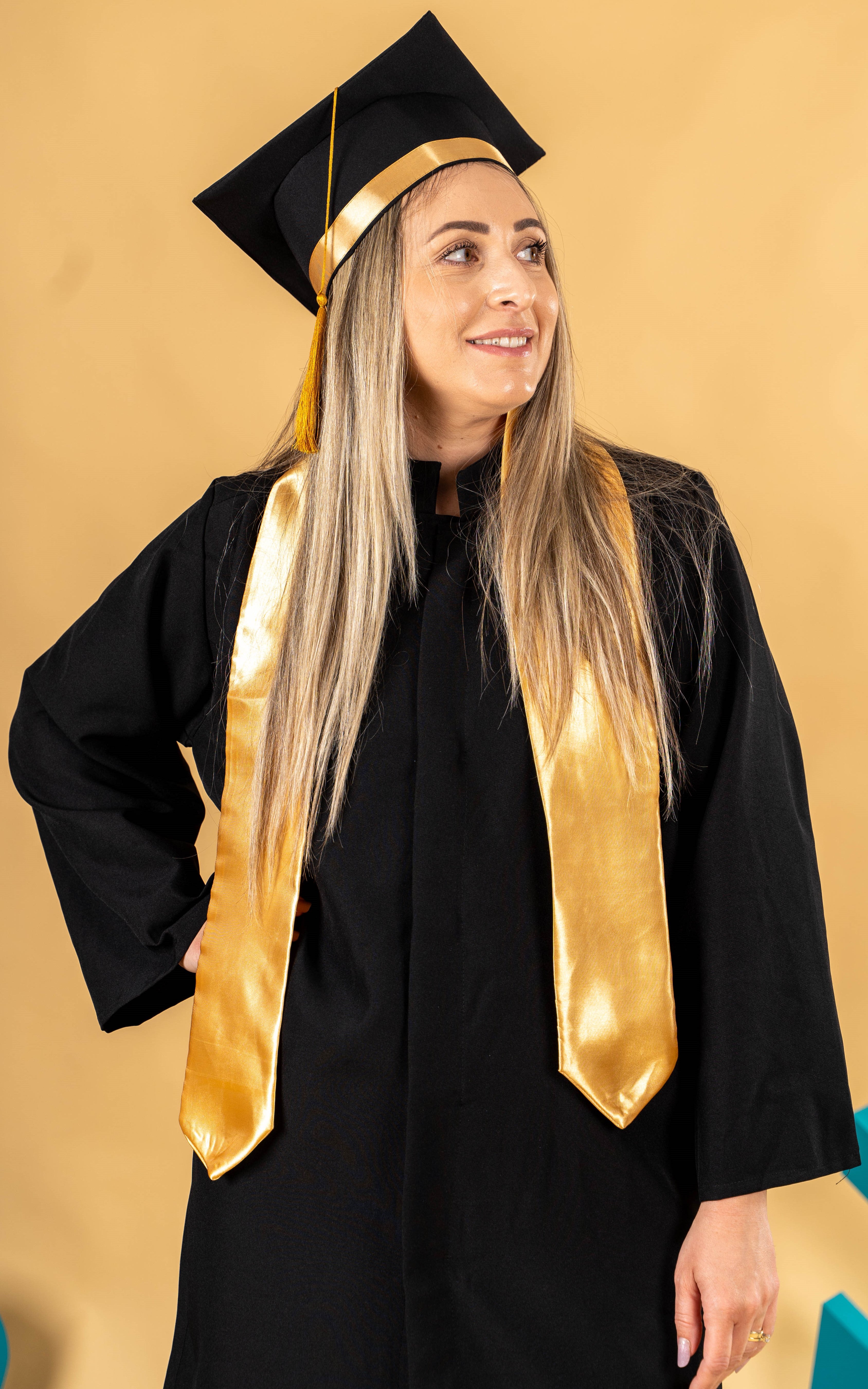 Roba de absolvire cu esarfa Auriu - B42