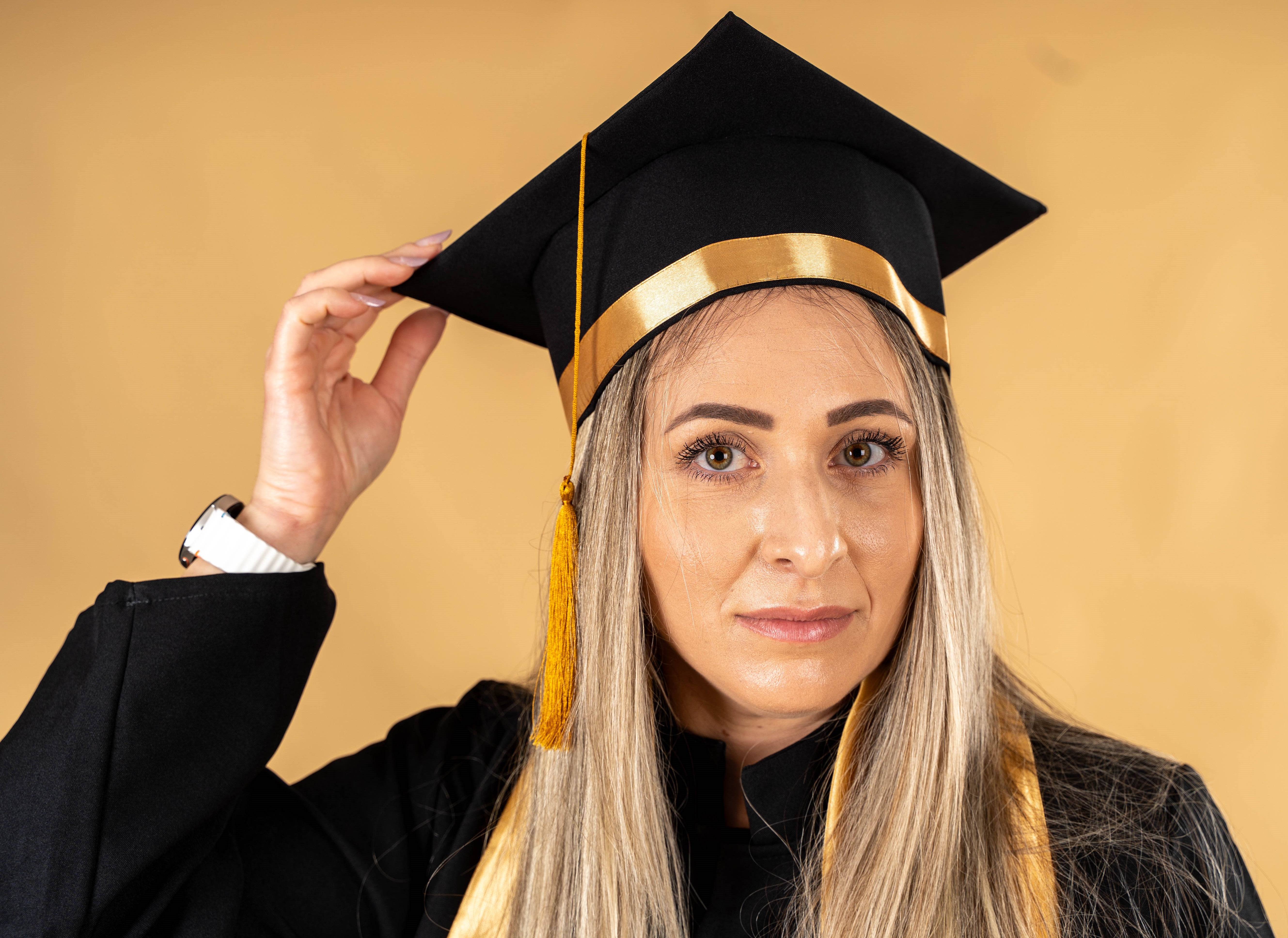 Roba de absolvire cu esarfa Auriu - B42