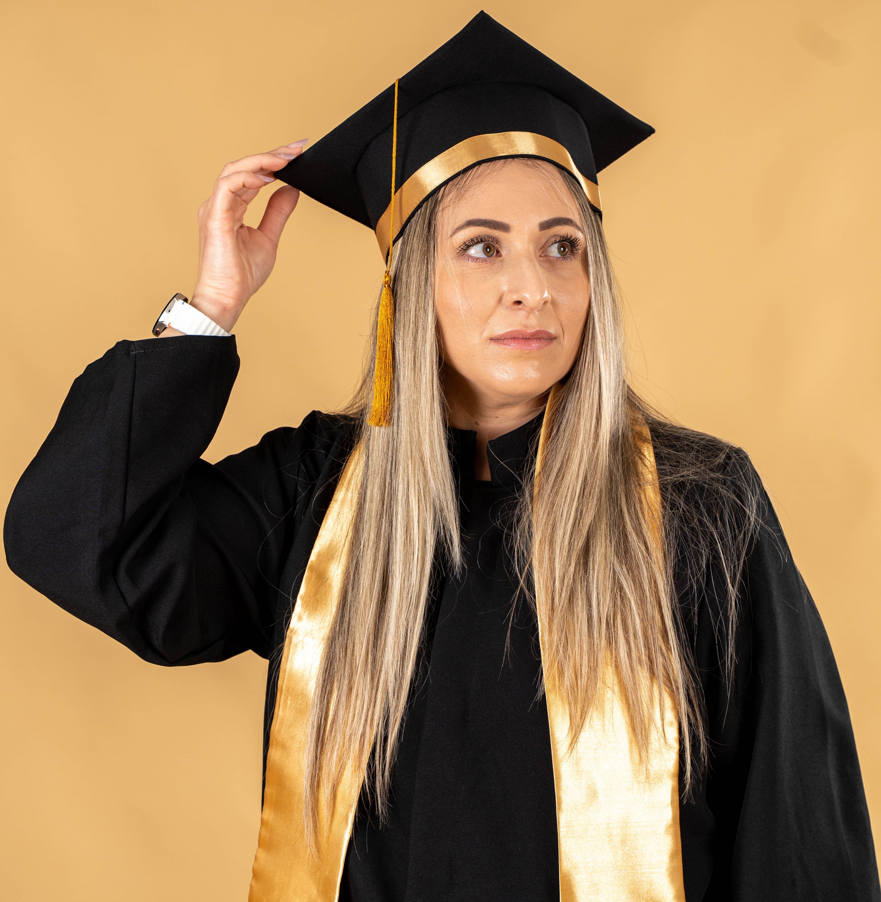 Roba de absolvire cu esarfa Auriu - B42